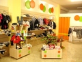 Arredamento Negozio Bimbi Chiaramonte Ragusa Vittoria Mobilificio Casmene Laminato Rovere Chiaro e Laccato Verde e Arancio