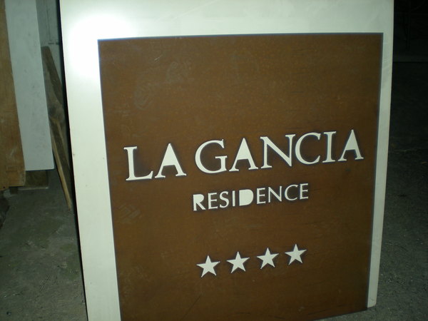 INSEGNE IN LAMIERA CORTEN TRAFORATA