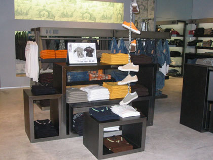 ARREDAMENTO PER NEGOZI IN FRANCHISING