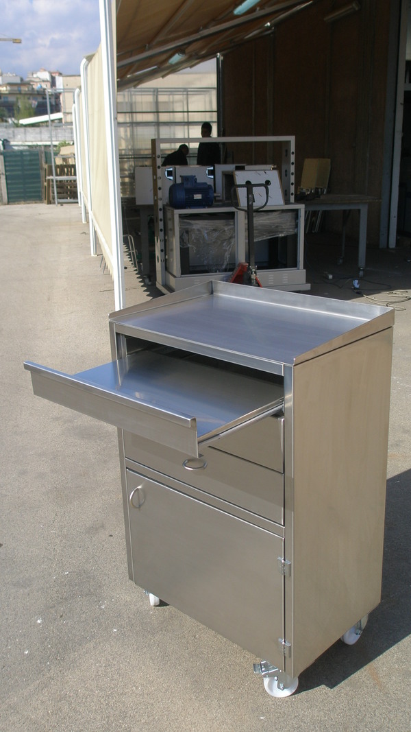Tavoli, armadi, pensili in acciaio inox ETNAINOX
