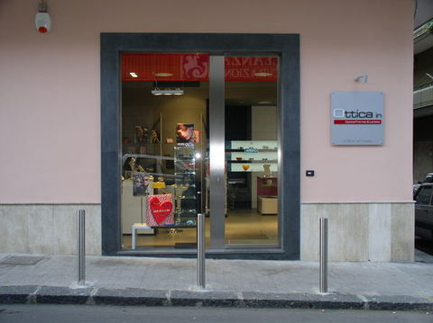 Infissi in Acciaio Inox per Attività Commerciali ETNAINOX