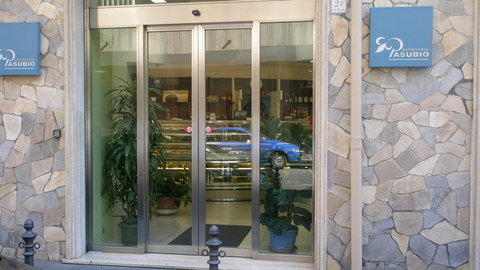 Infissi in Acciaio Inox per Attività Commerciali ETNAINOX