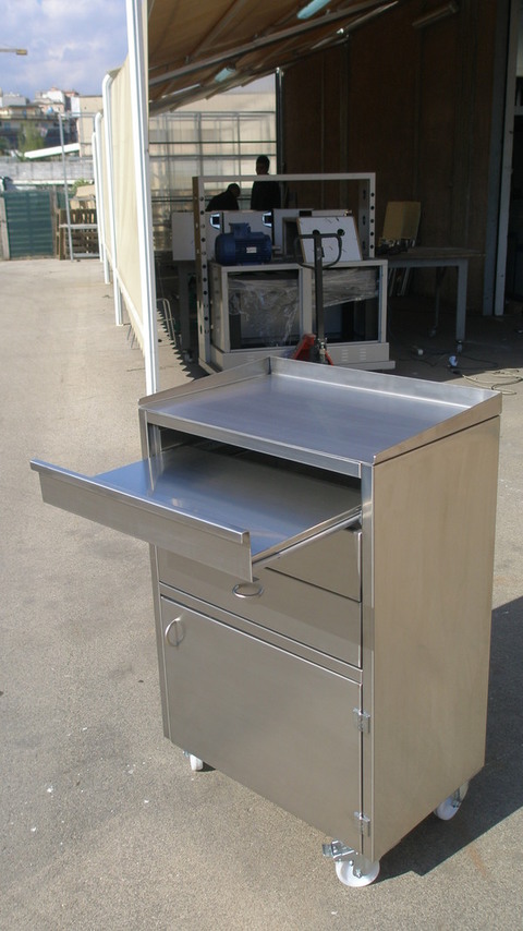 Tavoli, armadi, pensili in acciaio inox ETNAINOX