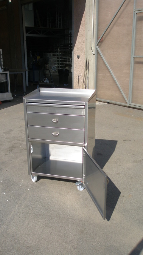 Tavoli, armadi, pensili in acciaio inox ETNAINOX