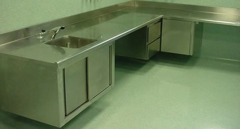 Banchi di lavoro e di lavaggio per settore ospedaliero ETNAINOX