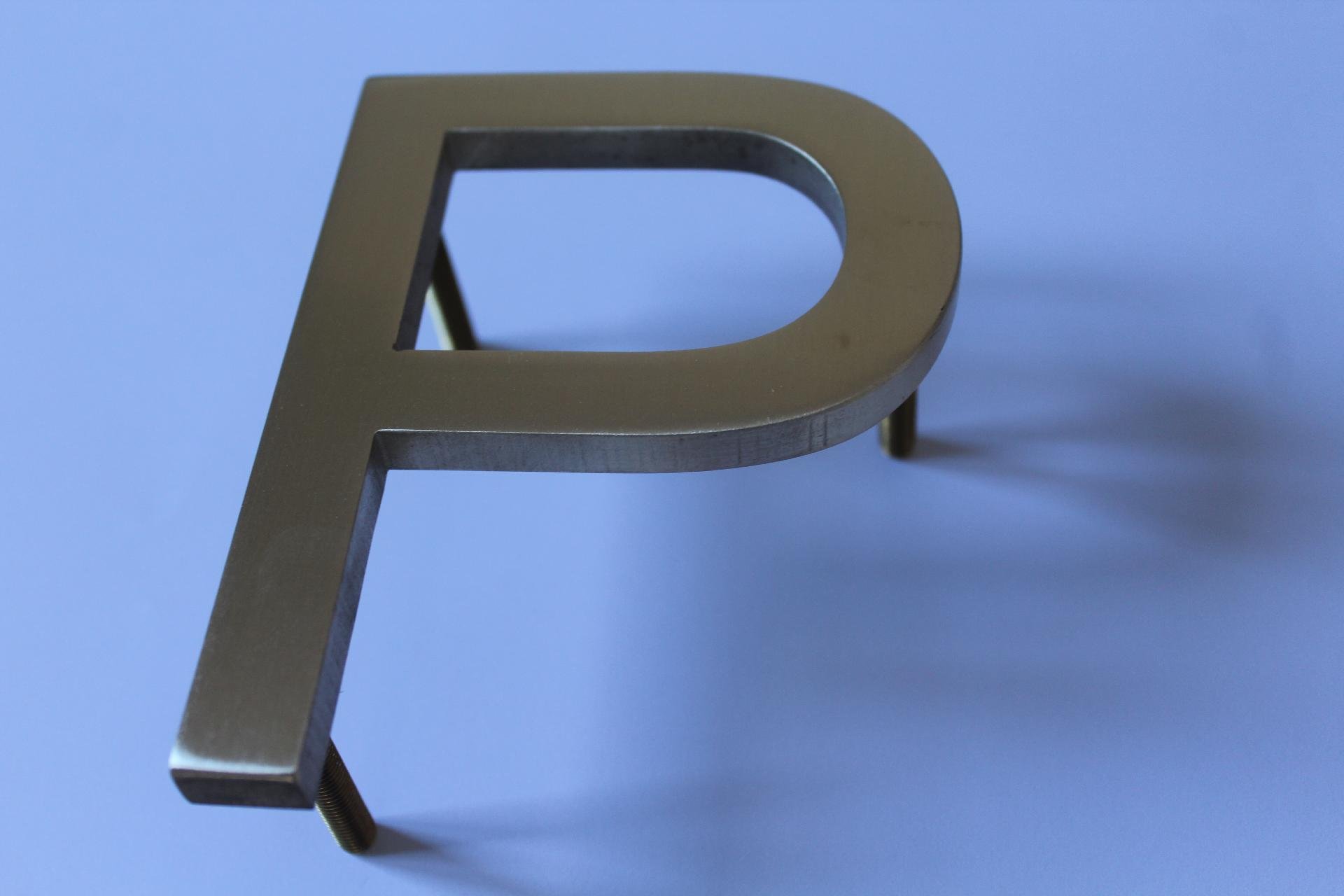 LETTERA IN OTTONE
