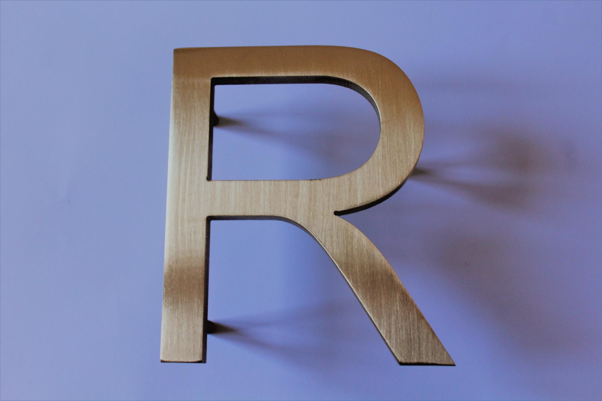LETTERA IN OTTONE