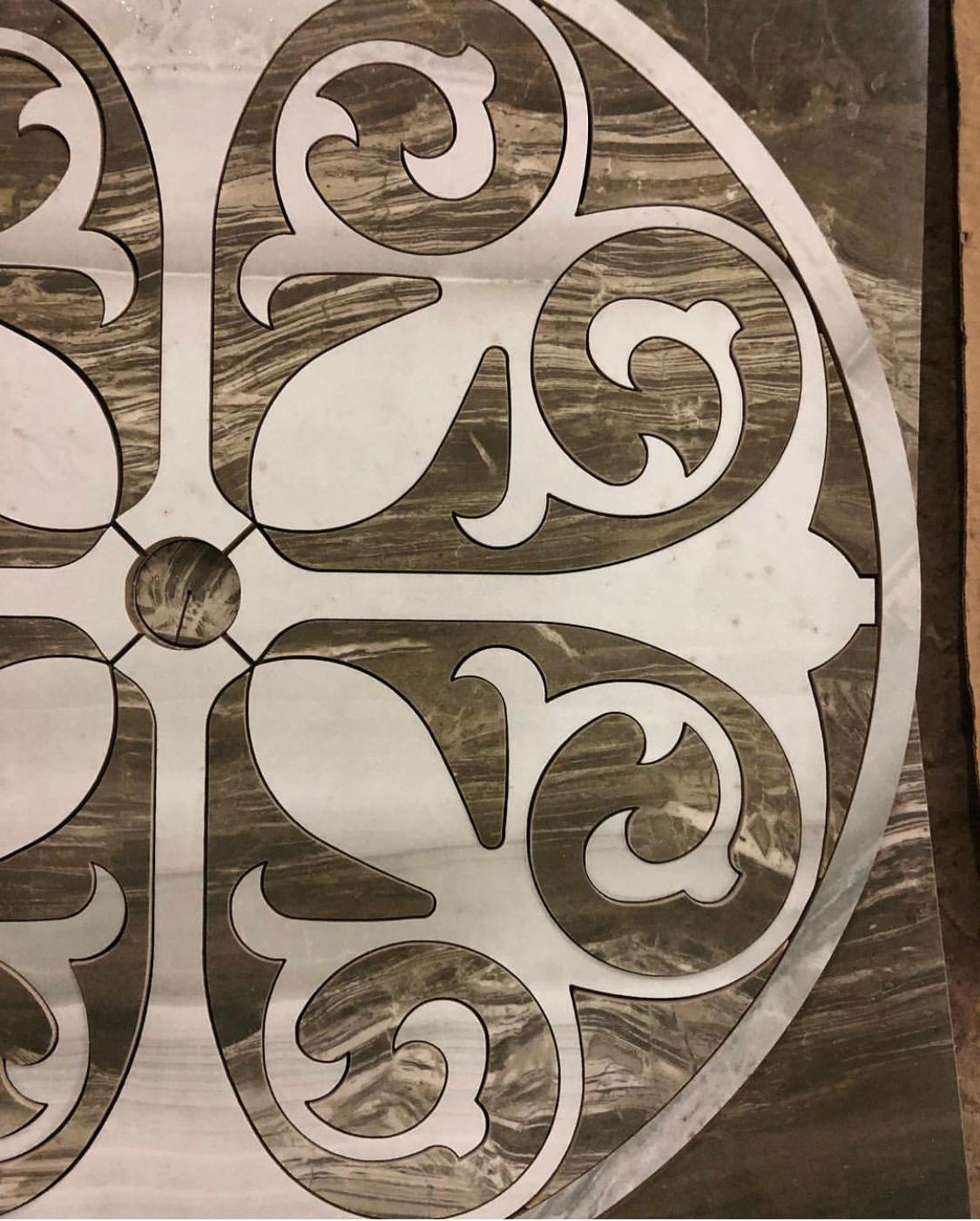 Pavimenti waterjet con intagli su marmo e graniti.