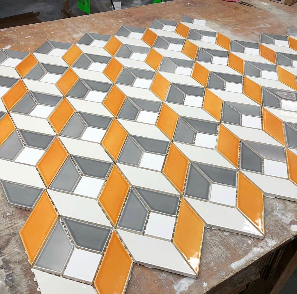 Pavimenti waterjet con intagli su marmo e graniti.
