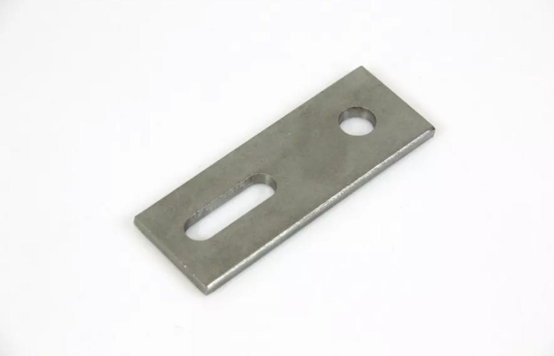 Piastrina per il fissaggio di pannelli fotovoltaici su tetti a coppi o lamiera grecata.
