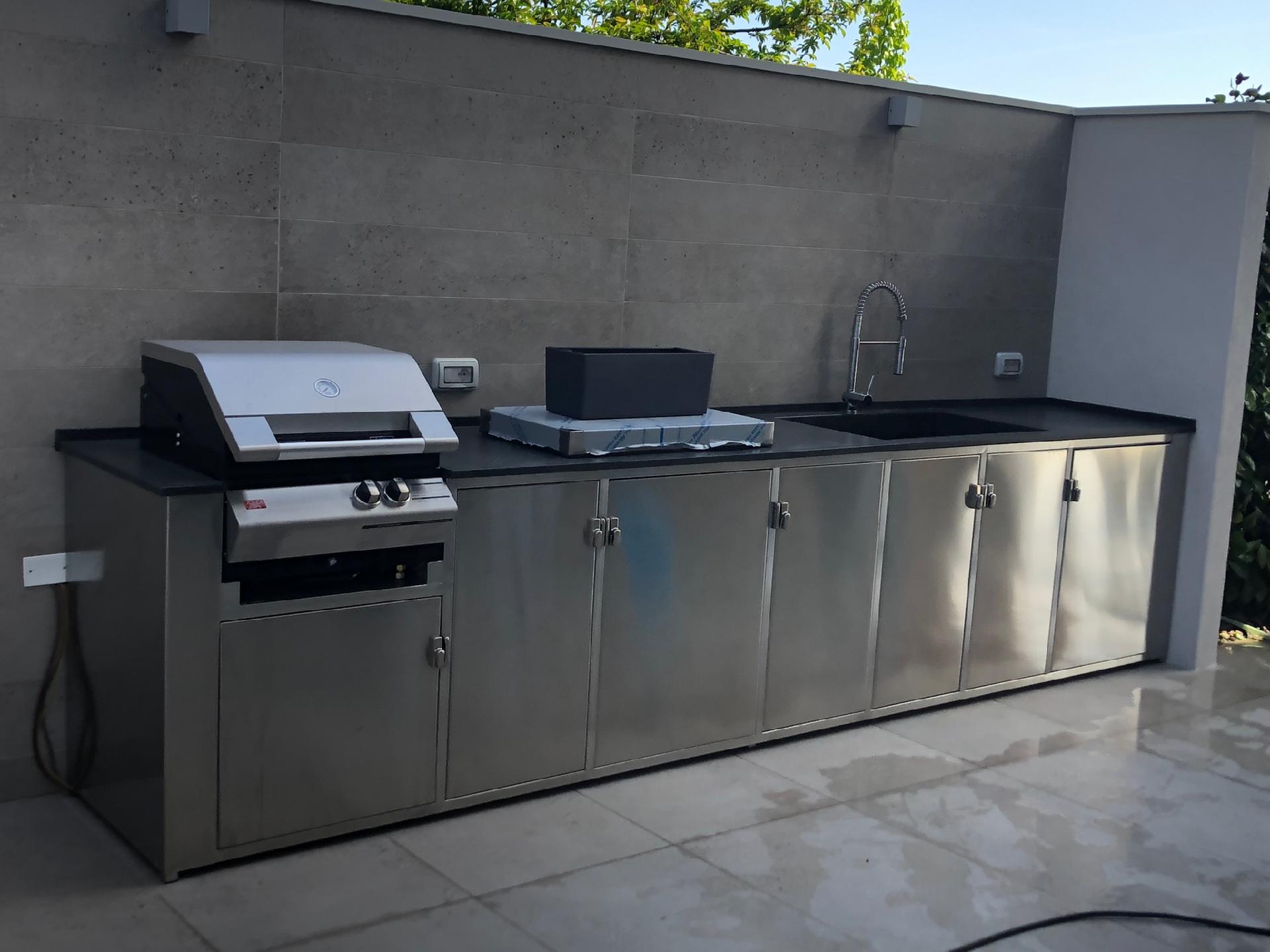 BARBECUE IN ACCIAIO INOX AISI 304 CON GRIGLIA fervin sas incasso e non