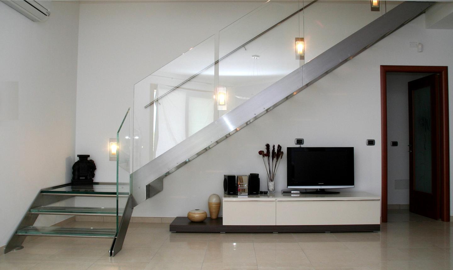 Scala in acciaio inox con struttura laterale
