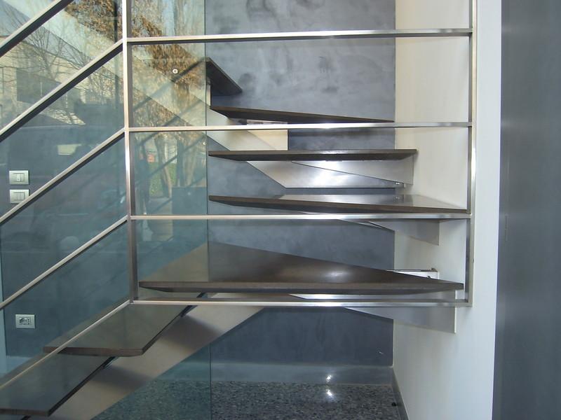 Scala e parapetto con profilo QUADRATO