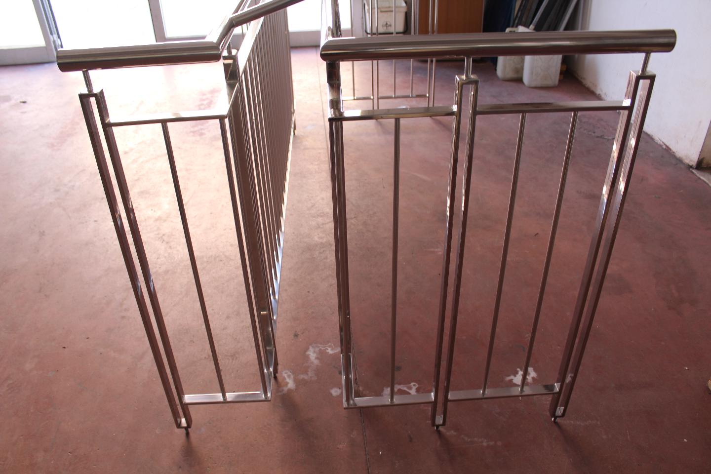 Scala e parapetto con profilo QUADRATO
