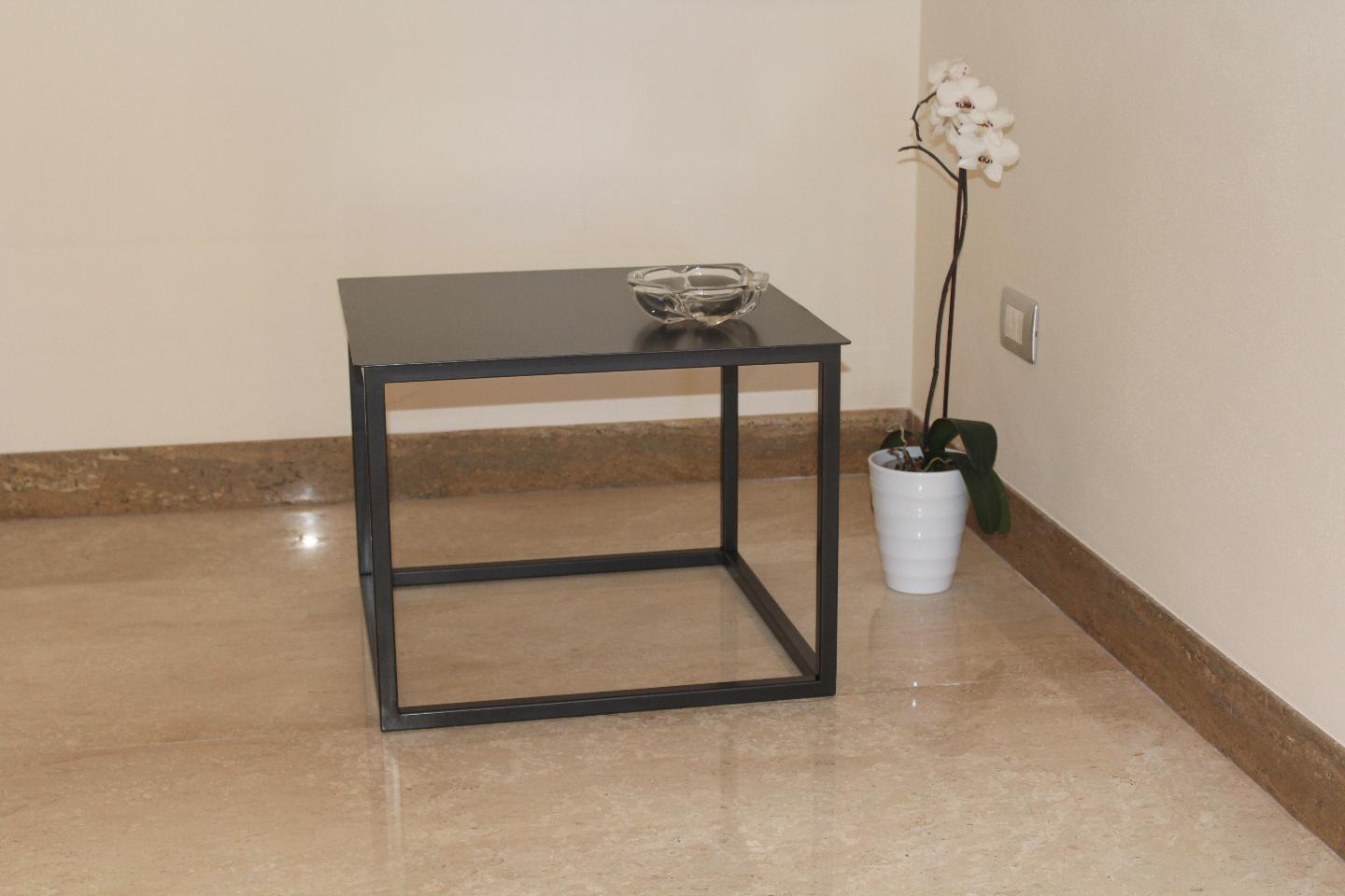 Tavolo in lamiera di design