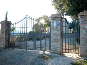 CANCELLO IN FERRO ZINCATO A BATTENTE.