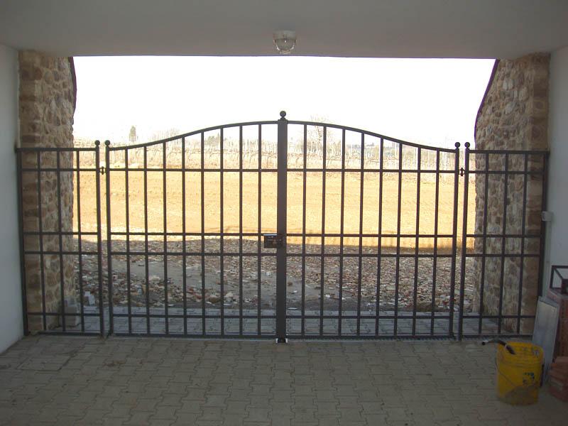 CANCELLO IN FERRO ZINCATO A BATTENTE.