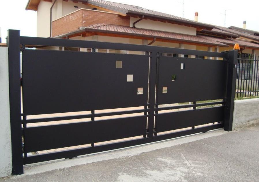 CANCELLO IN FERRO ZINCATO A BATTENTE.
