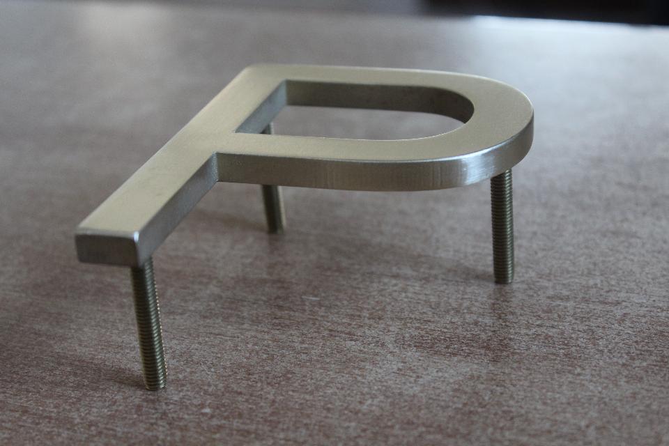 LETTERA IN OTTONE