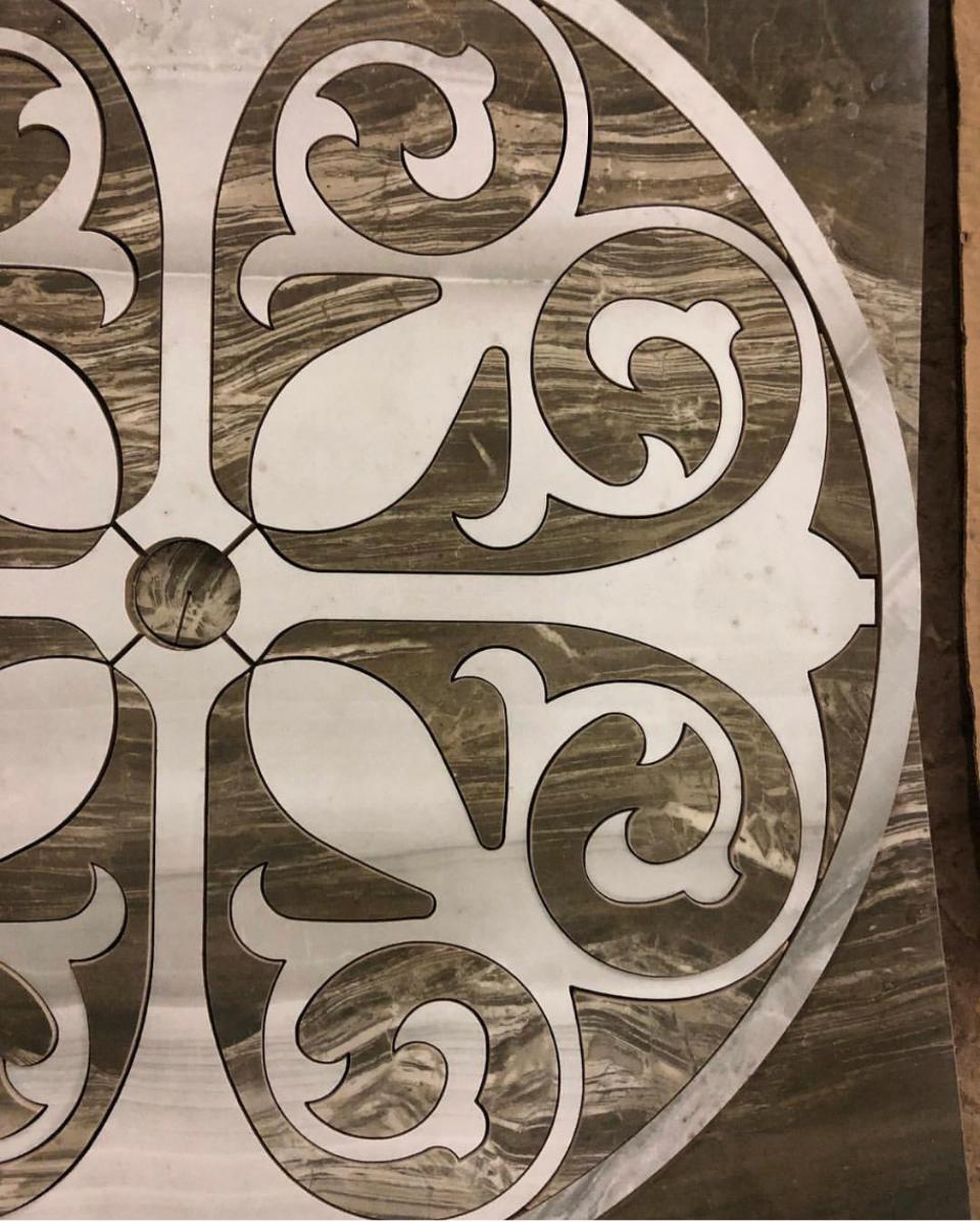 Pavimenti waterjet con intagli su marmo e graniti.