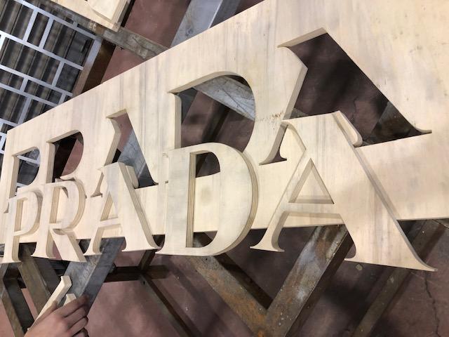 Taglio getto d'acqua e lavorazione su legno e i suoi derivati.