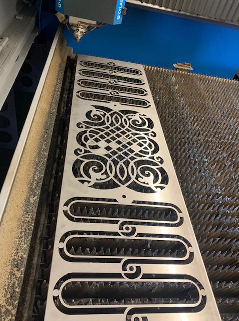 Lavorazione conto terzi con sistema 2D di taglio laser con fibra ottica piano di carico 3000mmx1500mm.