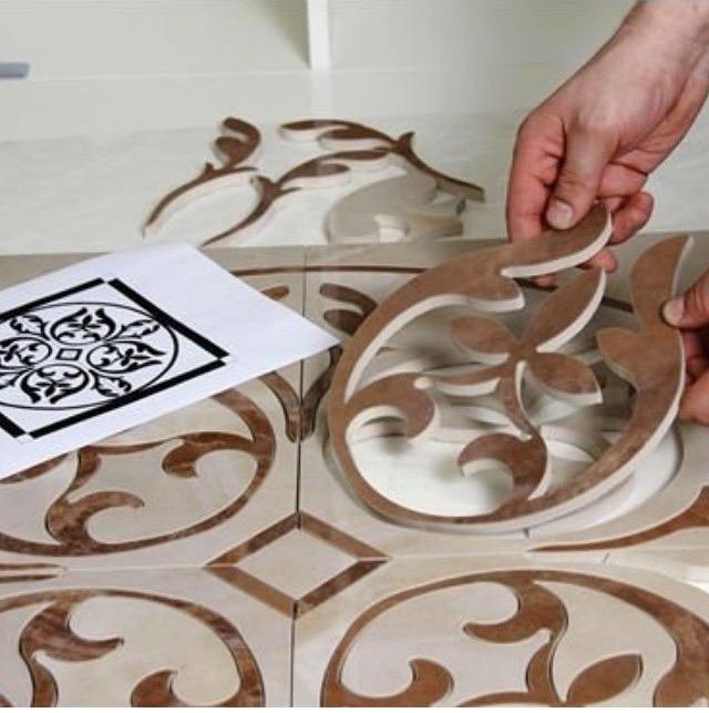 Pavimenti waterjet con intagli su marmo e graniti.