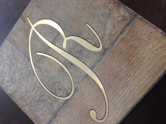 Pavimenti waterjet con intagli su marmo e graniti.