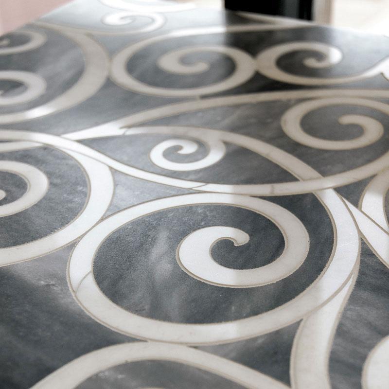 Pavimenti waterjet con intagli su marmo e graniti.