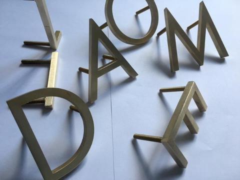 LETTERA IN OTTONE