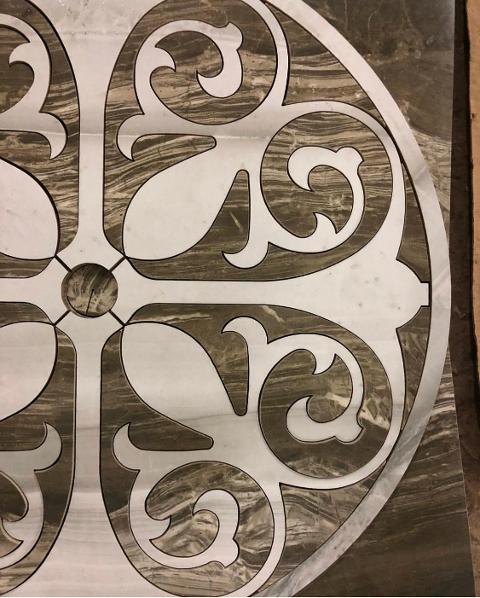 Pavimenti waterjet con intagli su marmo e graniti.