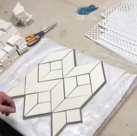 Pavimenti waterjet con intagli su marmo e graniti.