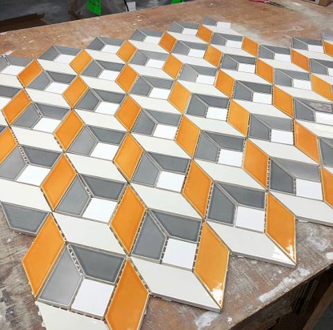Pavimenti waterjet con intagli su marmo e graniti.
