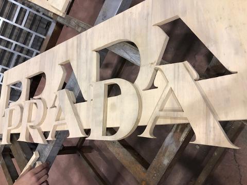 Taglio getto d'acqua e lavorazione su legno e i suoi derivati.