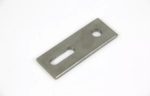 Piastrina per il fissaggio di pannelli fotovoltaici su tetti a coppi o lamiera grecata.