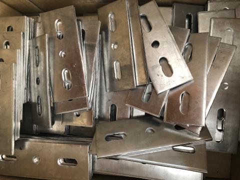 Piastrina per il fissaggio di pannelli fotovoltaici su tetti a coppi o lamiera grecata.