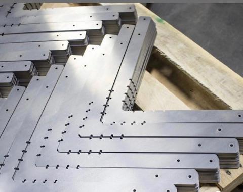 Lavorazione conto terzi con sistema 2D di taglio laser con fibra ottica piano di carico 3000mmx1500mm.