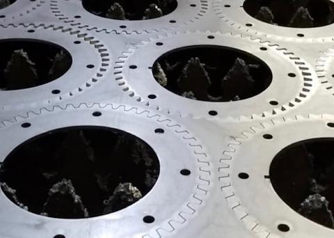 Lavorazione conto terzi con sistema 2D di taglio laser con fibra ottica piano di carico 3000mmx1500mm.