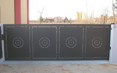 CANCELLI CON LAMIERA DISEGNATA, CANCELLO WATERJET, CANCELLO CON PANNELLO IN LAMIERA.