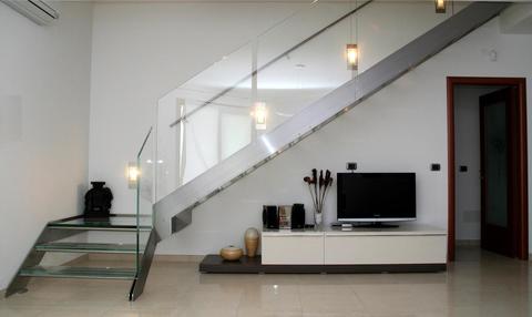 Scala in acciaio inox con struttura laterale