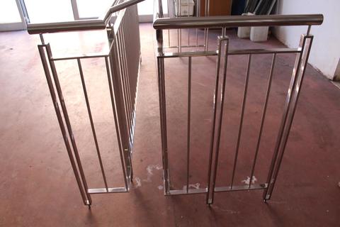 Scala e parapetto con profilo QUADRATO