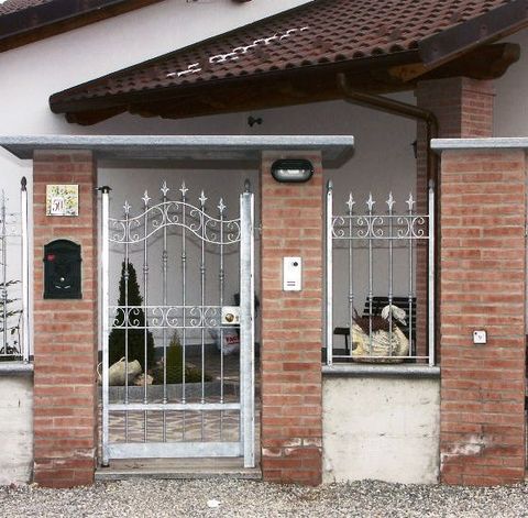 Lavorazione cancelli  pedonali, per passi carrai a due ante, ad un'anta, e scorrevoli in ferro