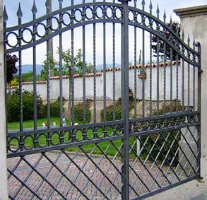 CANCELLO IN FERRO ZINCATO A BATTENTE.