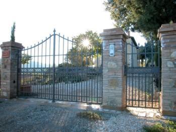 CANCELLO IN FERRO ZINCATO A BATTENTE.