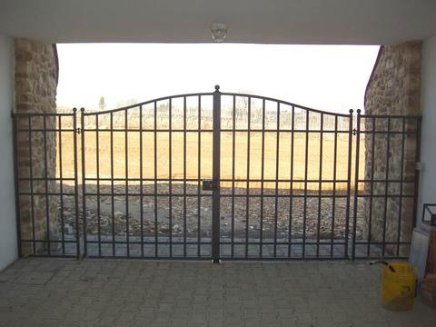 CANCELLO IN FERRO ZINCATO A BATTENTE.