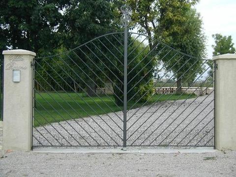 CANCELLO IN FERRO ZINCATO A BATTENTE.