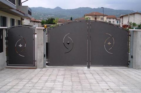 CANCELLO IN FERRO ZINCATO A BATTENTE.