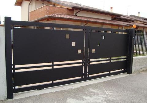 CANCELLO IN FERRO ZINCATO A BATTENTE.