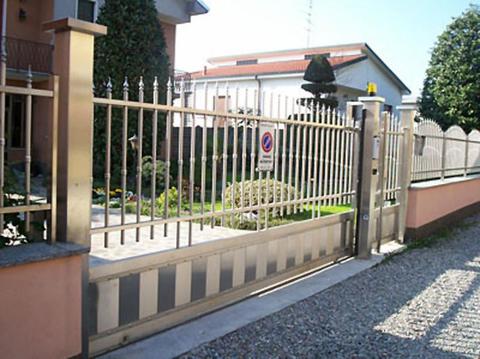 CANCELLO SCORREVOLE IN ACCIAIO INOX
