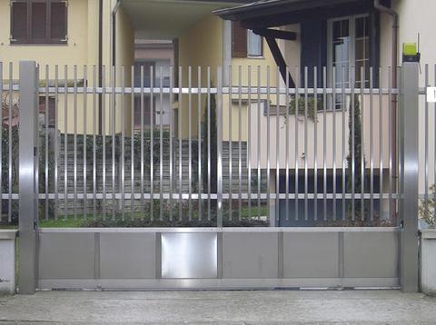 CANCELLO SCORREVOLE IN ACCIAIO INOX
